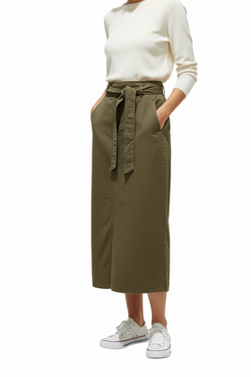 Falda casual verde militar con abertura al centro y cinturón independiente - 0