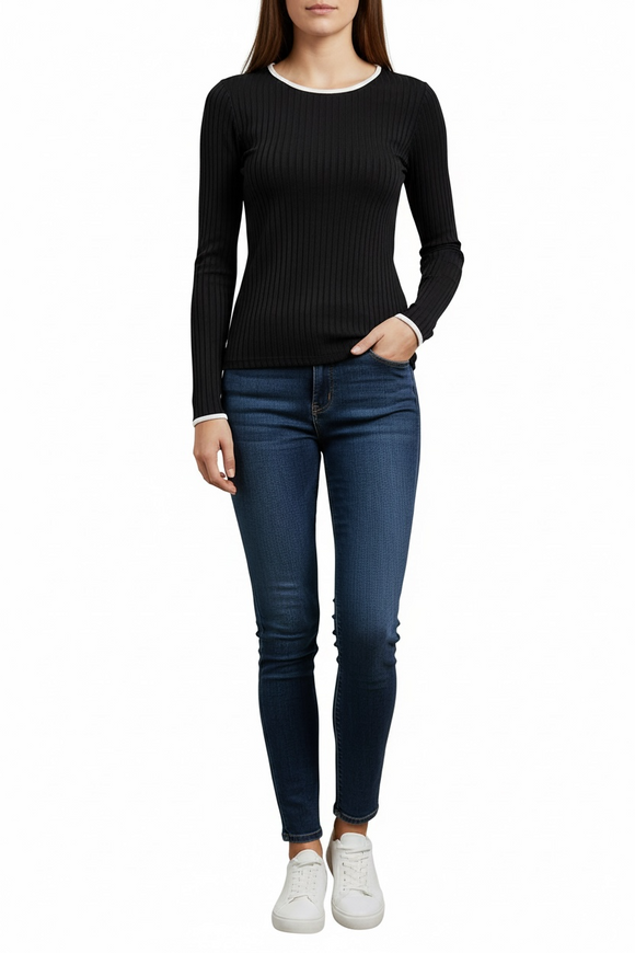 Blusa ajustada manga larga con línea blanca en borde de cuello y manga