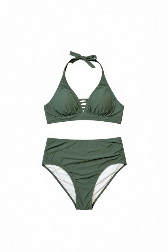 Bikini verde militar dos piezas, de calzón de corte alto, y tiras en el pecho