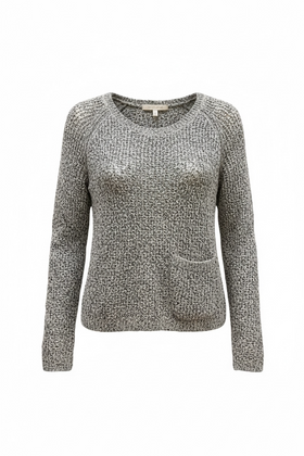 Blusa tipo suéter de tejido ancho color beige, una bolsa frontal