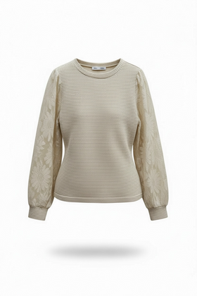 Blusa tipo suéter beige, con pecho tejido y mangas largas de encaje,