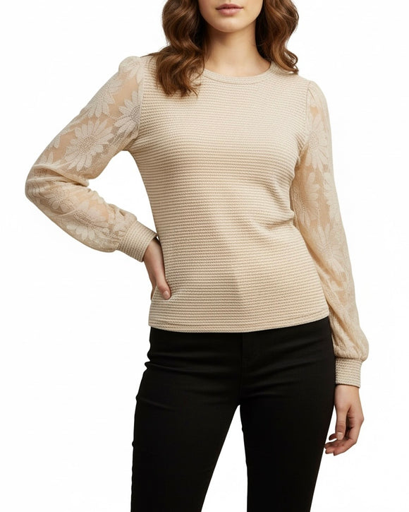 Blusa tipo suéter beige, con pecho tejido y mangas largas de encaje,