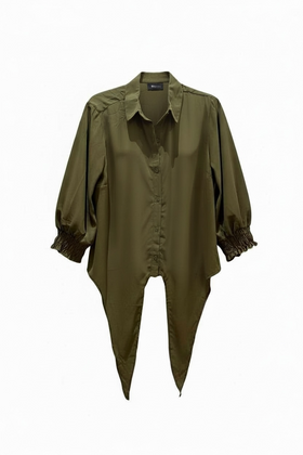 Blusa verde olivo; empuñadura 3/4 y tiras frontales con opción a nudo