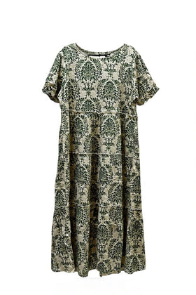 Vestido campestre tipo boho, con patrón floral verde y fondo perla, manga corta