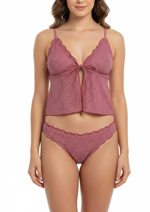 Traje de baño cuadriculado en rojo con Olanes a los bordes del busto y media blusa con abertura al frente