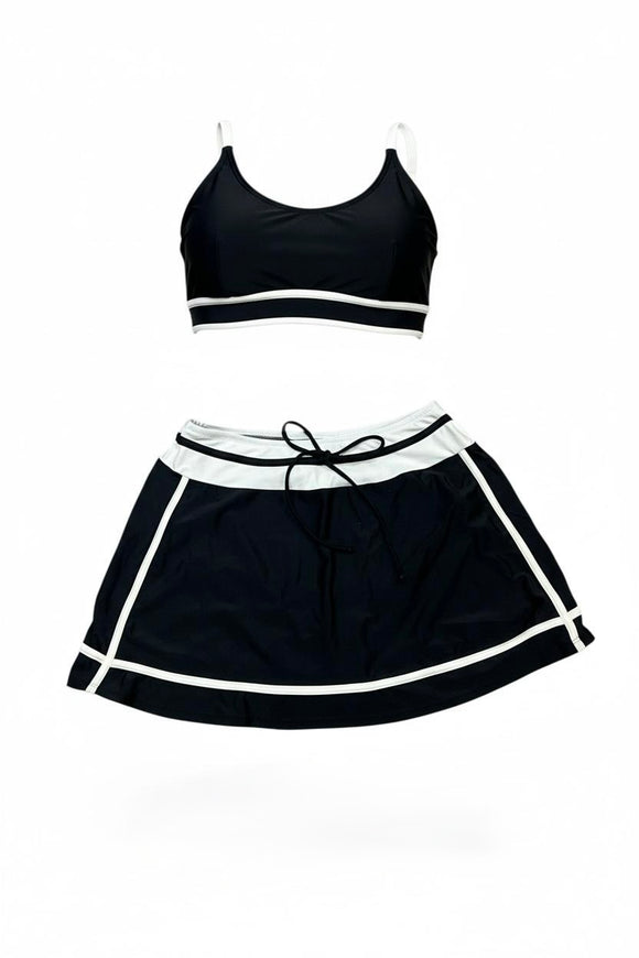 Traje de baño negro con top y falda con agujetas ajustables y línea blanca