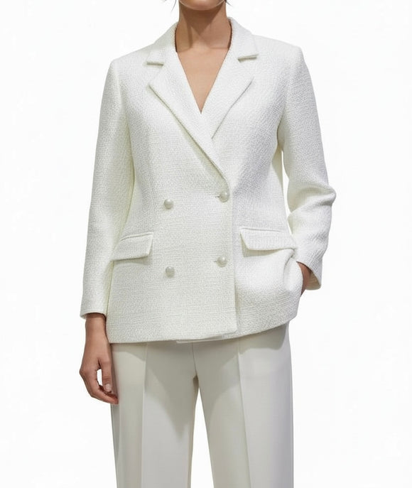 Saco blanco con textura y botón tipo perla