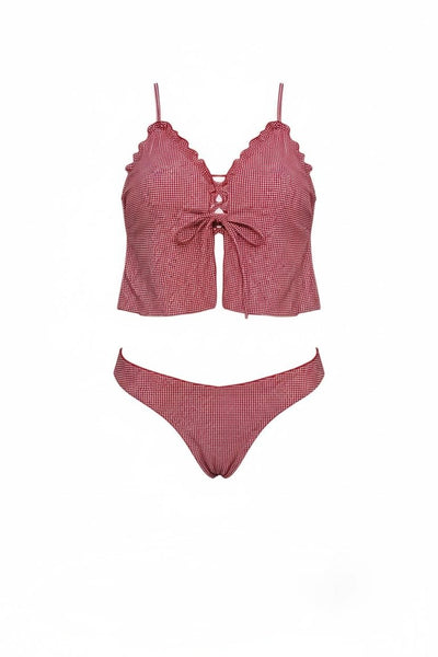 Traje de baño cuadriculado en rojo con Olanes a los bordes del busto y media blusa con abertura al frente