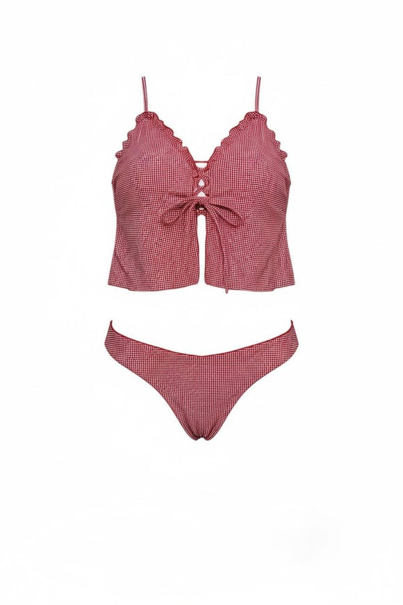 Traje de baño cuadriculado en rojo con Olanes a los bordes del busto y media blusa con abertura al frente