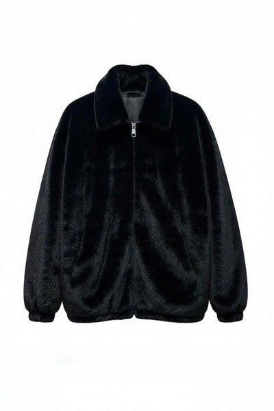 Chamarra afelpada tipo “pelo” negro, con bolsillos y cierre metálico frontal
