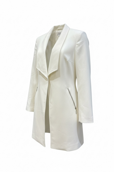 Saco de vestir de corte largo, color blanco, solapa amplia y cierres a los costados - 0