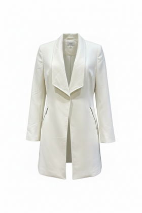 Saco de vestir de corte largo, color blanco, solapa amplia y cierres a los costados