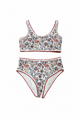 Bikini blanco con borde tejido en rojo, cordón ajustable por detrás y flores de tonalidades rojas