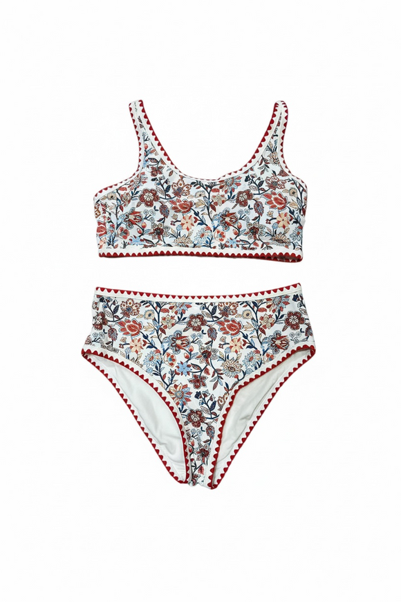 Bikini blanco con borde tejido en rojo, cordón ajustable por detrás y flores de tonalidades rojas