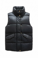 Chaleco negro acolchado con cierre y botones en oro metálico-1