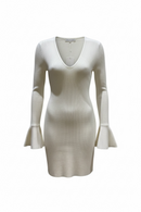 Vestido entallado blanco con manga larga y campana en muñecas y cuello V-1