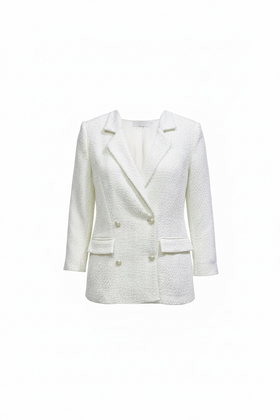 Saco blanco con textura y botón tipo perla