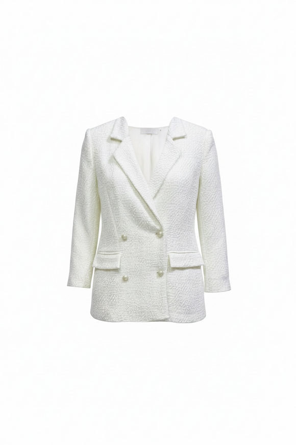 Saco blanco con textura y botón tipo perla