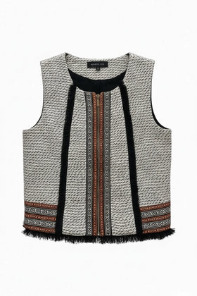 Chaleco de textura en blanco y negro con cierre dorado al frente