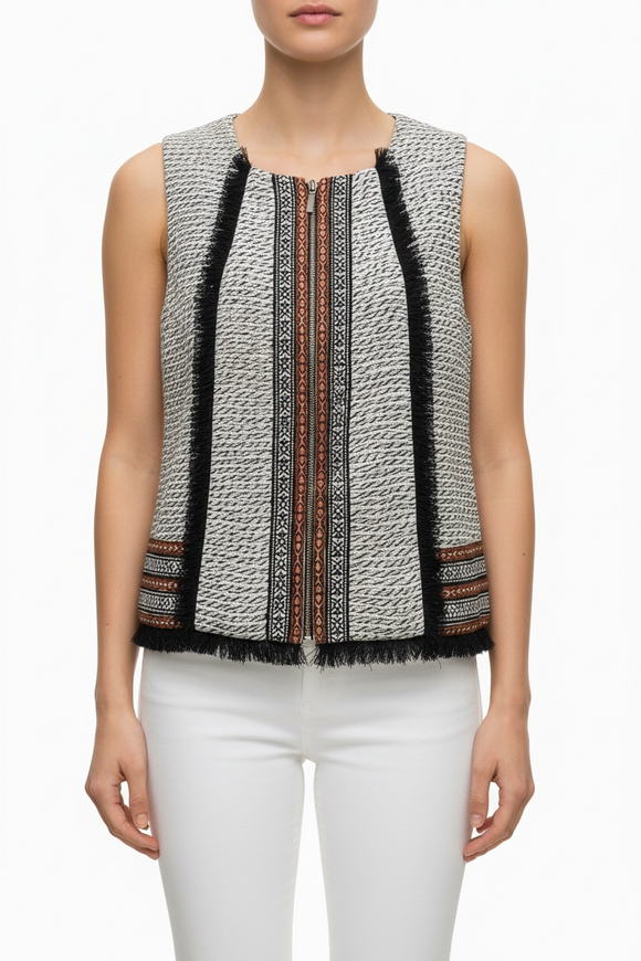 Chaleco de textura en blanco y negro con cierre dorado al frente