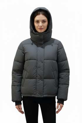 Chamarra negra acolchada con capucha ajustable y botones al frente - 0