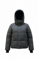 Chamarra negra acolchada con capucha ajustable y botones al frente-1