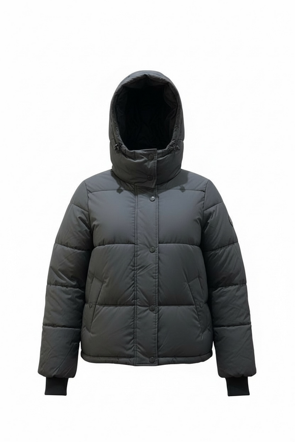 Chamarra negra acolchada con capucha ajustable y botones al frente