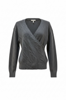 Blusa gris manga larga de punto cruzada al frente-1