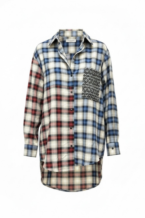 Blusa larga a cuadros azul y rojo; con bolsa al frente y cola