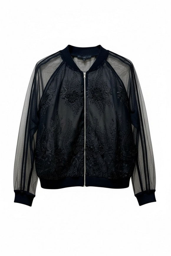 Chamarra negra con transparencia, de bordado floral al frente