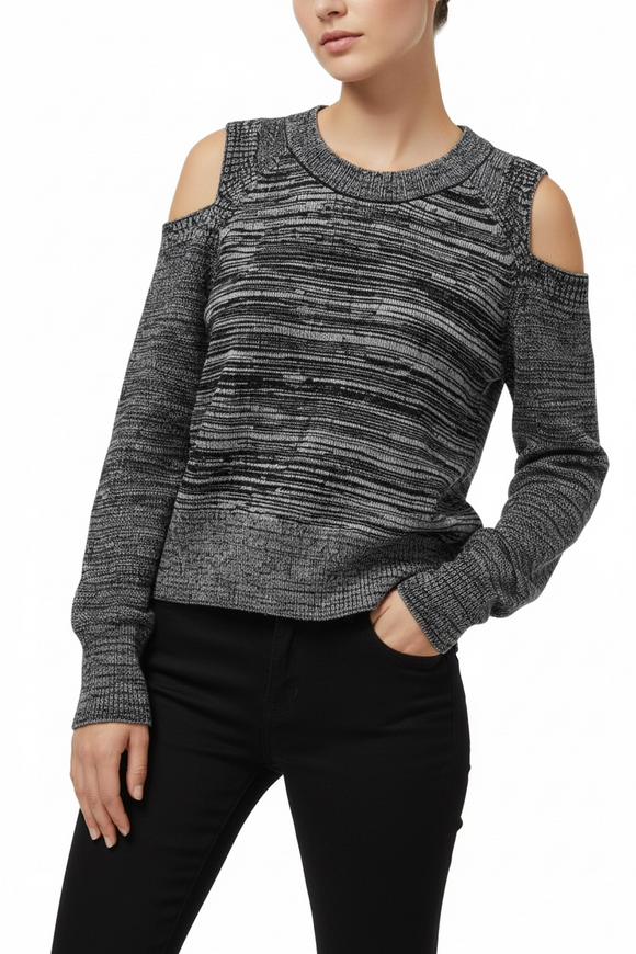 Blusa negra raya tipo suéter con hombro descubierto y manga larga