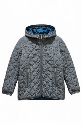 Chamarra acolchada gris Oxford, con fondo azul y cierres al frente con capucha.