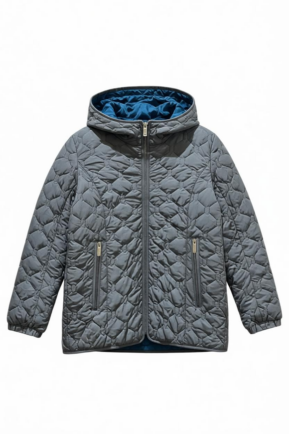 Chamarra acolchada gris Oxford, con fondo azul y cierres al frente con capucha.