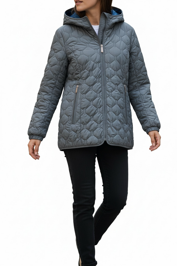 Chamarra acolchada gris Oxford, con fondo azul y cierres al frente con capucha.