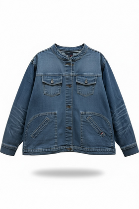 Blusa vaquera tipo chamarra, con bolsillos al frente y botón metálico