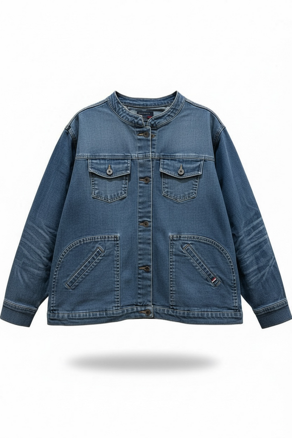 Blusa vaquera tipo chamarra, con bolsillos al frente y botón metálico