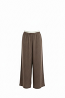 Pantalón de vestir café a rayas verticales finas, y doble cintura con borde en blanco-1