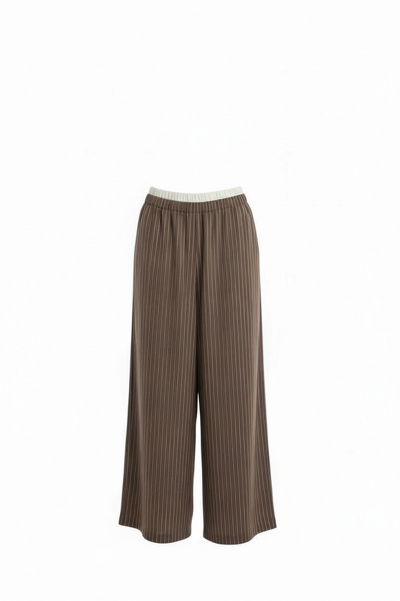 Pantalón de vestir café a rayas verticales finas, y doble cintura con borde en blanco
