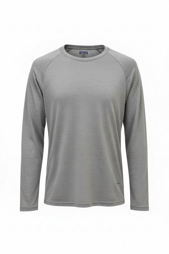 Playera deportiva de caballero manga larga, color gris claro, con patrón de rayas con negro