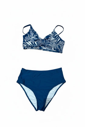 Bikini azul de calzón de corte alto, y top hawaiano cruzado