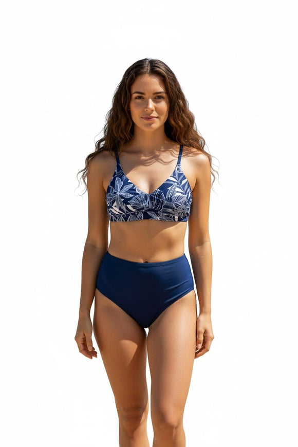 Bikini azul de calzón de corte alto, y top hawaiano cruzado