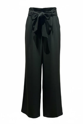 Pantalón de vestir verde olivo cenizo, con presillas y cinto con anudado